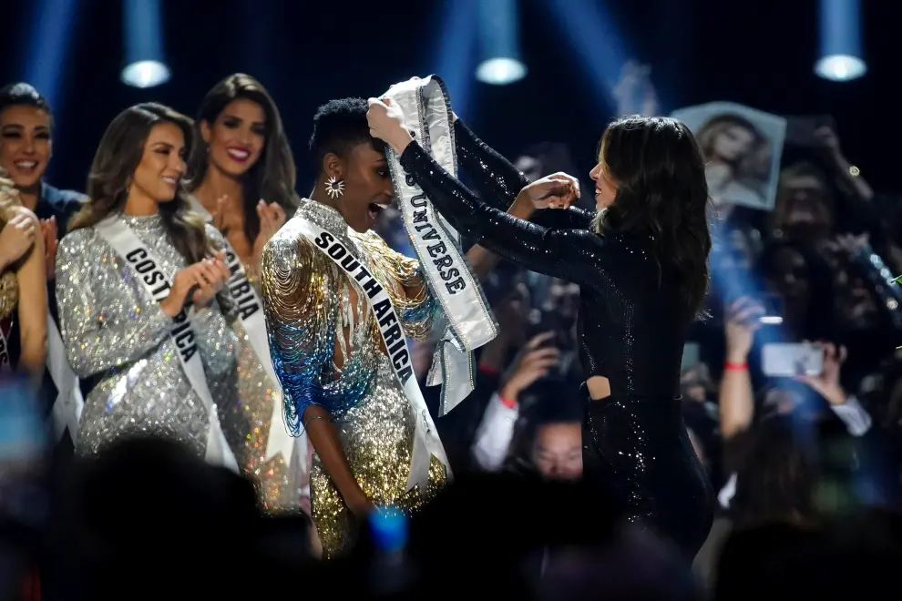 Madison Anderson, of Puerto Rico, Miss Universe 2019 Zozibini Tunzi, of South Africa, the final two contestants hold hands in the Miss Universe pageant at Tyler Perry Studios in Atlanta, Georgia, U.S. December 8, 2019.  REUTERS/Elijah Nouvelage [[[REUTERS VOCENTO]]] USA-MISSUNIVERSE/