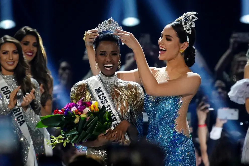 Zozibini Tunzi, of South Africa, reacts as she is awarded the Miss Universe sash at the 2019 Miss Universe pageant at Tyler Perry Studios in Atlanta, Georgia, U.S. December 8, 2019.  REUTERS/Elijah Nouvelage [[[REUTERS VOCENTO]]] USA-MISSUNIVERSE/