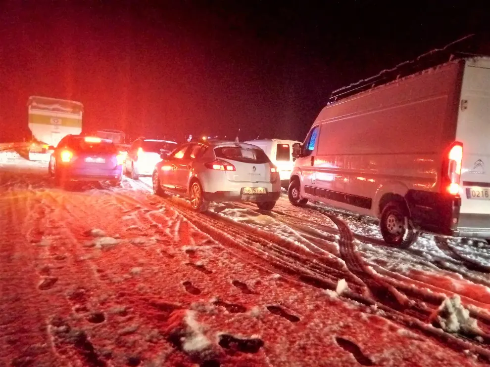 Estado del Monrepós este jueves por la noche, totalmente colapsado por el mal estado de la carretera a causa de la nieve