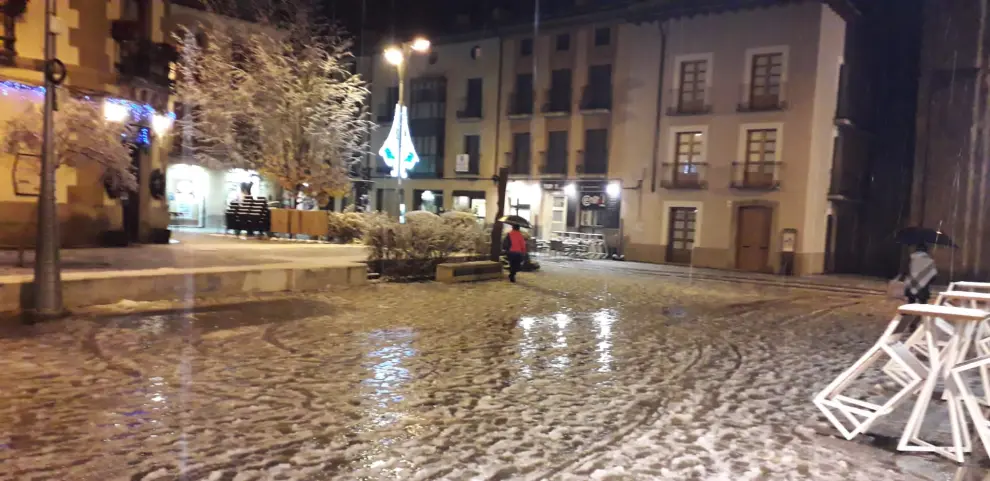 La nieve cubre las calles de Jaca.
