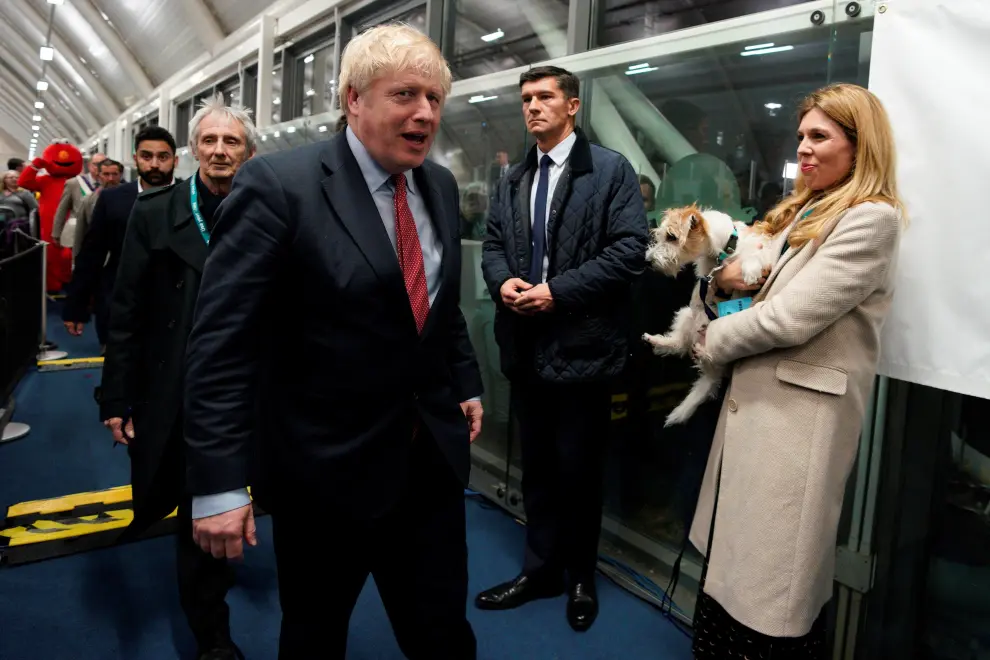 London (United Kingdom), 13/12/2019.- British Prime Minister Boris Johnson (C) arrives to view the vote count results for Uxbridge and South Ruislip constituency at Brunel University during the general elections in London, Britain, 13 December 2019. Britons went to the polls on 12 December 2019 in a general election to vote for a new parliament. According to exit polls, the Conservative party won the elections with 368 seats ahead of Labour party with 191 seats in the House of Commons. The result gives the Conservative party an 86 seat majority. (Elecciones, Reino Unido, Londres) EFE/EPA/WILL OLIVER General elections in the UK