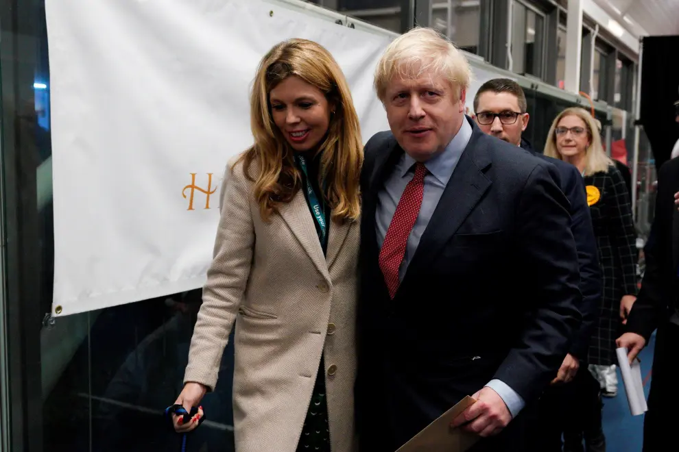 London (United Kingdom), 13/12/2019.- British Prime Minister Boris Johnson (L) and Carrie Symonds (R) arrive to view the vote count results for Uxbridge and South Ruislip constituency at Brunel University during the general elections in London, Britain, 13 December 2019. Britons went to the polls on 12 December 2019 in a general election to vote for a new parliament. According to exit polls, the Conservative party won the elections with 368 seats ahead of Labour party with 191 seats in the House of Commons. The result gives the Conservative party an 86 seat majority. (Elecciones, Reino Unido, Londres) EFE/EPA/WILL OLIVER General elections in the UK