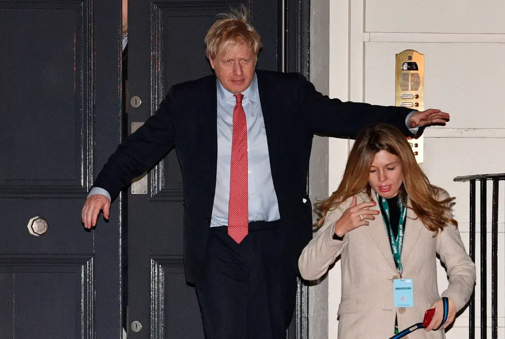 London (United Kingdom), 13/12/2019.- Britain'n Prime Minister Boris Johnsons leaves the Conservative party headquarters in London, Britain, 13 December 2019. Britons went the polls on 12 December 2019 in a general election to vote for a new parliament. Britons went to the polls on 12 December 2019 in a general election to vote for a new parliament. According to exit polls, the Conservative party won the elections with 368 seats ahead of Labour party with 191 seats in the House of Commons. The result gives the Conservative party an 86 seat majority. (Elecciones, Reino Unido, Londres) EFE/EPA/NEIL HALL General elections in the UK