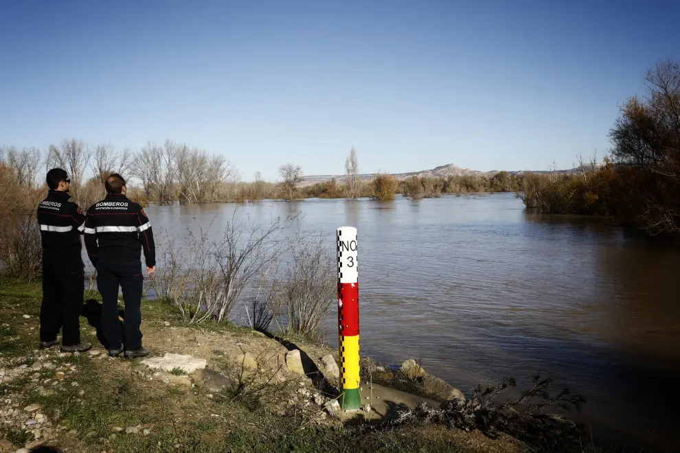 El máximo de la crecida del río Ebro a consecuencia de las últimas lluvias ya ha alcanzado la localidad de Novillas (Zaragoza) y se espera que en la primera mitad de la jornada del lunes alcance la capital aragonesa con un caudal entre 1.500 y 1.700 metros cúbicos/segundo, de carácter ordinario.