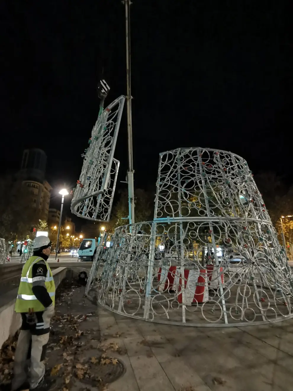 Montaje del árbol de Navidad de la plaza de Paraíso de Zaragoza.
