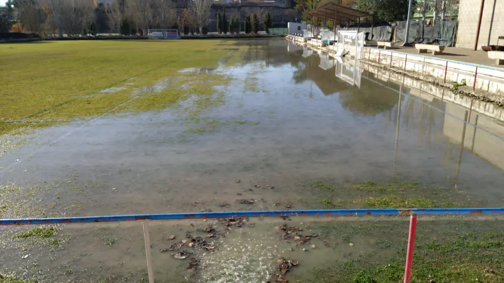El campo de fútbol de Gallur, inundado a las 10.00 de este domingo.