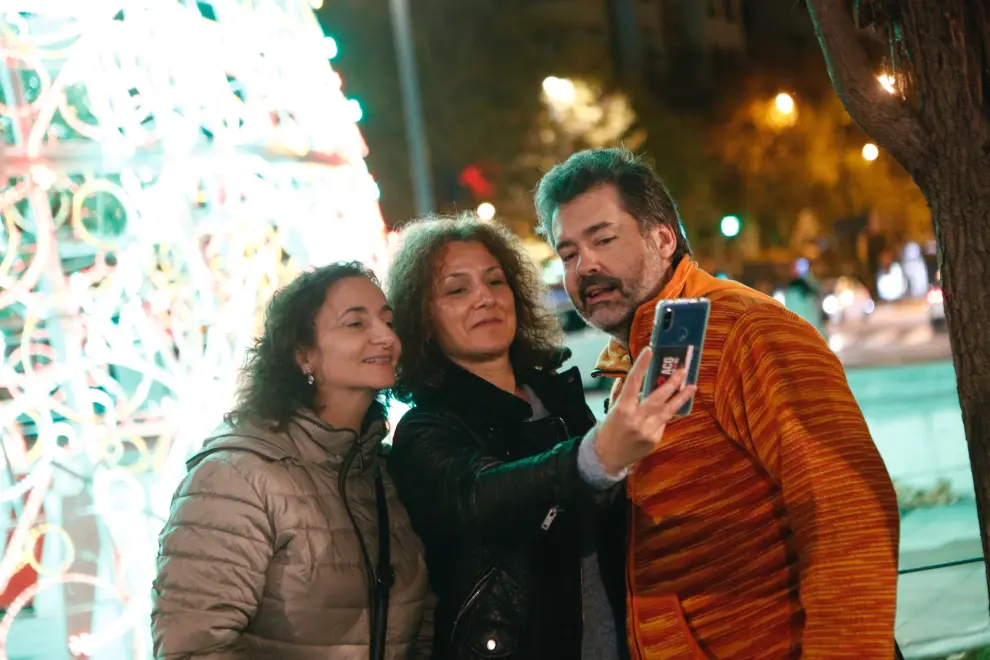 Encendido del árbol navideño en la plaza de Paraíso de Zaragoza
