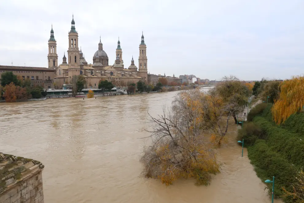 El Ebro anega las riberas de la capital