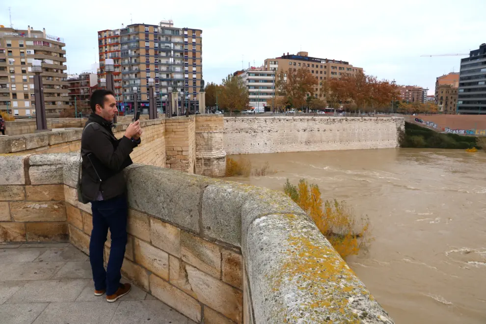 El Ebro anega las riberas de la capital