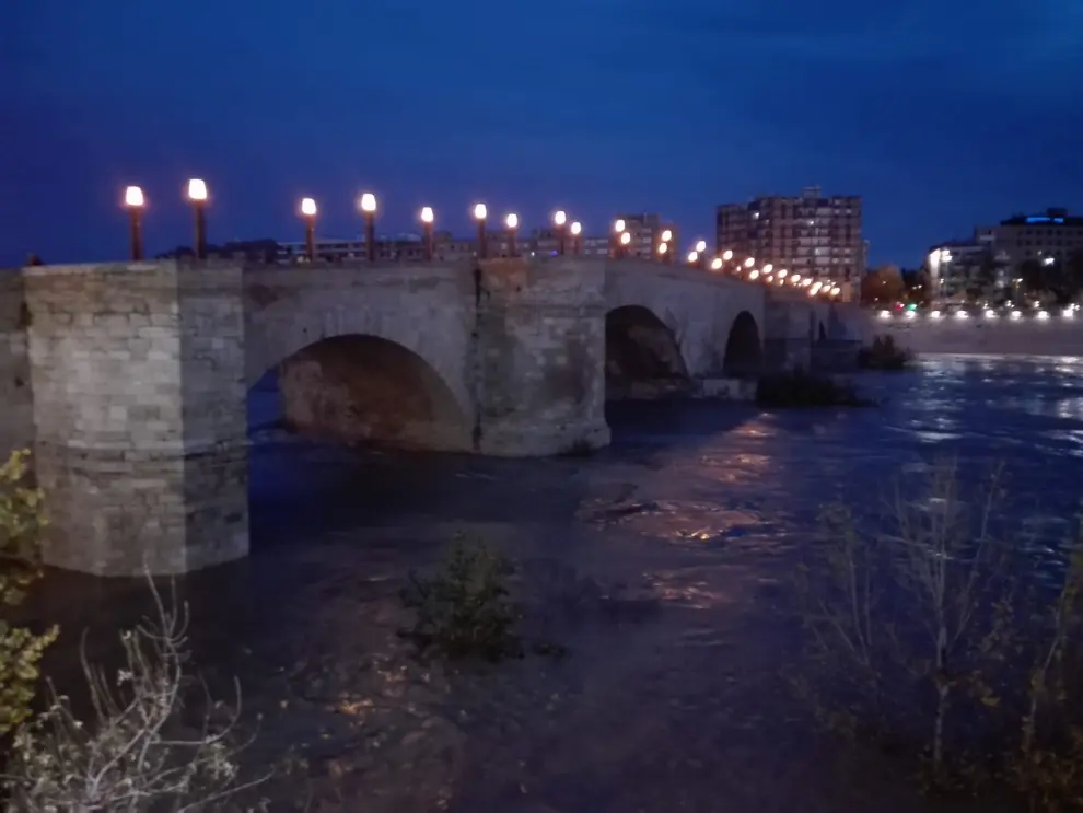 El río Ebro anegó las riberas a su paso por la capital. La punta de la crecida pasa en torno a las 8.30 por Zaragoza tras obligar a desalojos y anegar cultivos en la Ribera Alta.