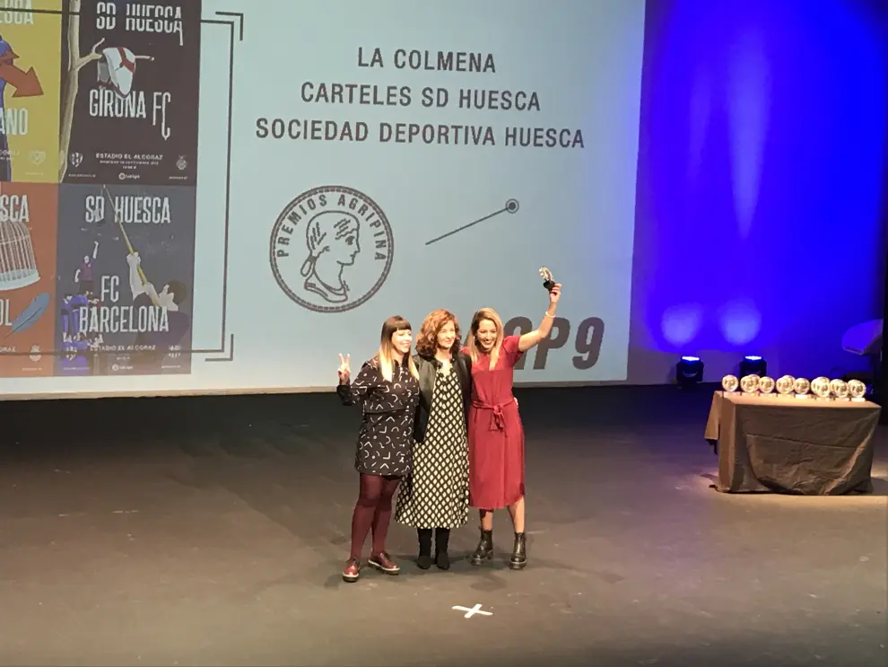 El equipo de La Colmena Creativa con los distintos premios recibidos en este final de año.
