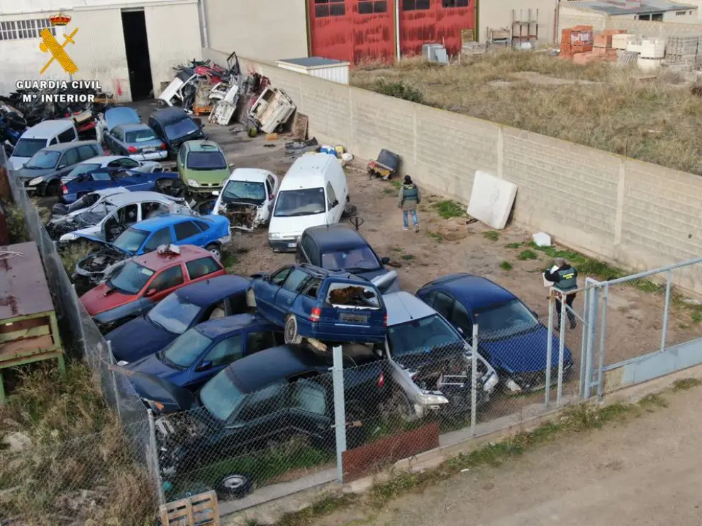 La Guardia Civil desmantela un taller ilegal en Épila.