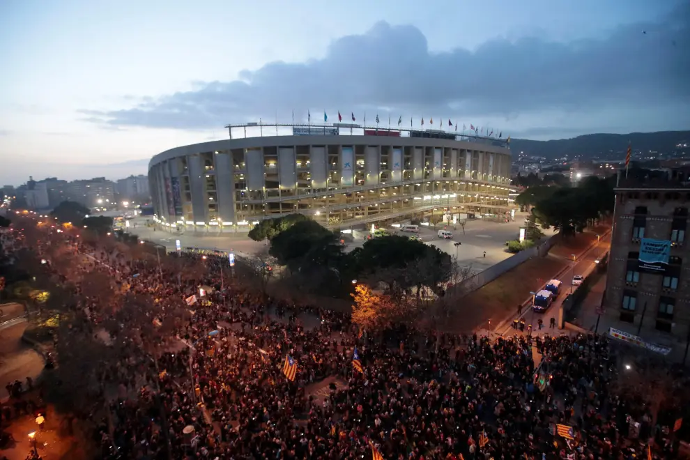 Miles de personas convocadas por Tsunami protestan ante el Camp Nou