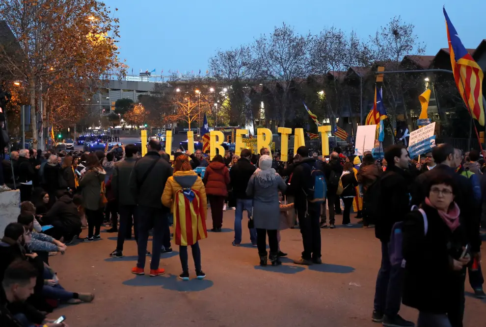 Miles de personas convocadas por Tsunami protestan ante el Camp Nou