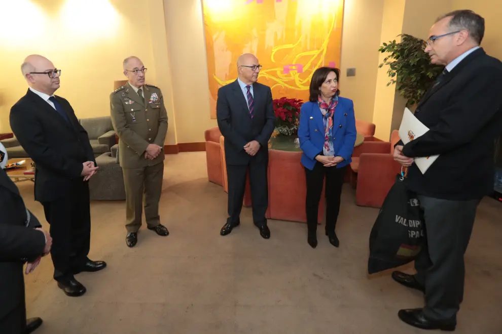 La ministra de Defensa en funciones, Margarita Robles, ha recibido en el aeropuerto Adolfo Suárez Madrid-Barajas los restos de víctimas del Yak-42