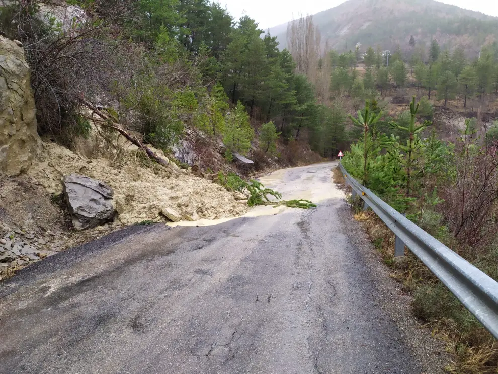 Afecciones en varias carreteras debido a las intensas lluvias.