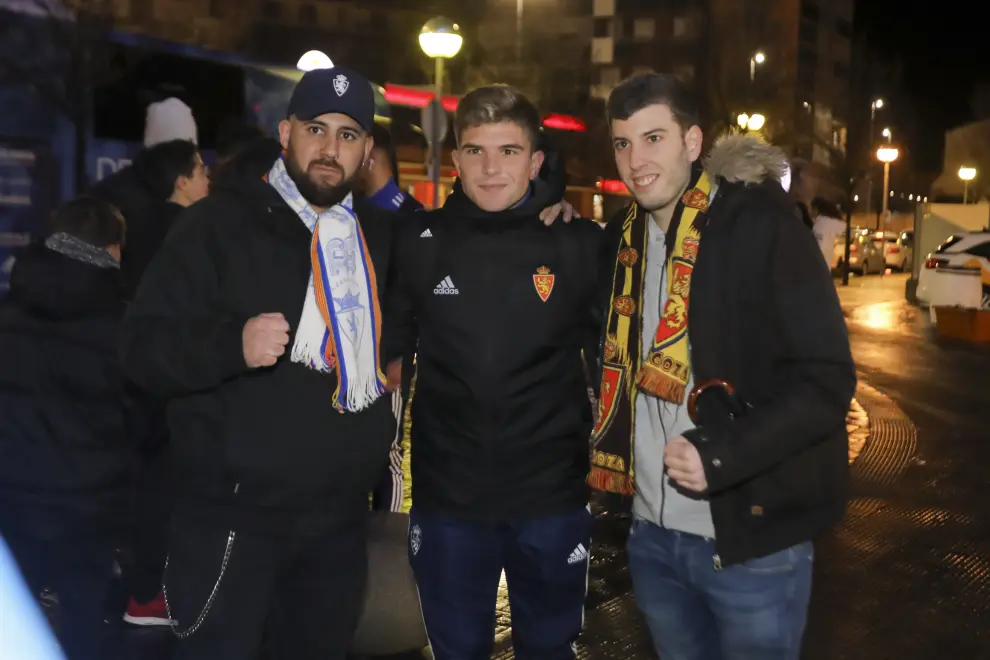 Una treintena de aficionados recibieron al Real Zaragoza a su llegada a Huesca.