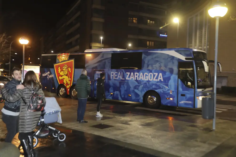 Una treintena de aficionados recibieron al Real Zaragoza a su llegada a Huesca.
