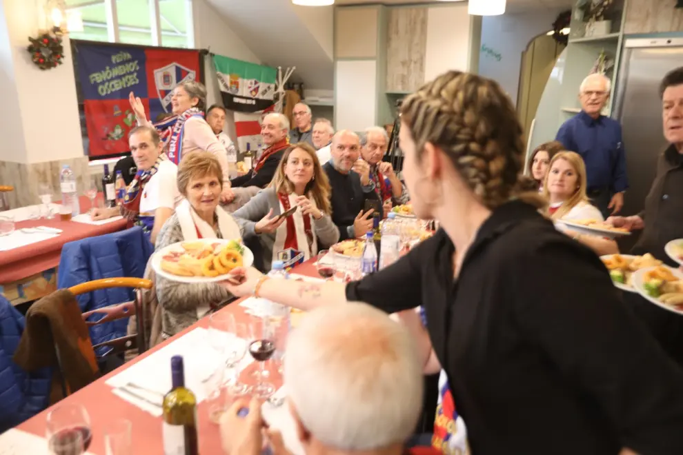 Las aficiones de ambos equipos han celebrado una comidad de hermandad en Huesca, horas antes de que comience a celebrarse el partido que enfrentará a la SD Huesca con el Real Zaragoza.