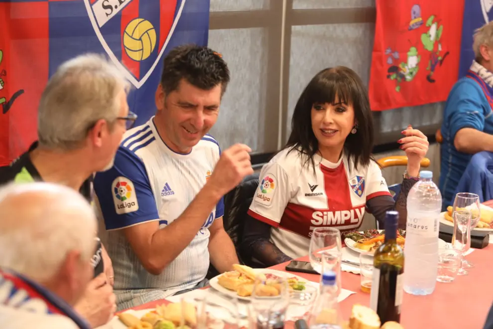 Las aficiones de ambos equipos han celebrado una comidad de hermandad en Huesca, horas antes de que comience a celebrarse el partido que enfrentará a la SD Huesca con el Real Zaragoza.