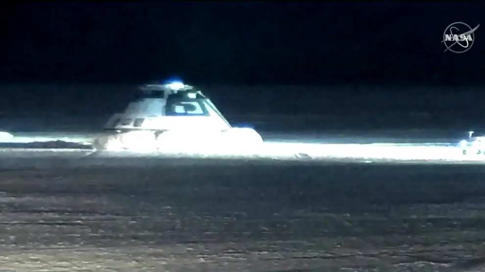 Las Cruces (United States), 22/12/2019.- A handout image made available by Boeing shows the Boeing CST-100 Starliner spacecraft landing in White Sands, New Mexico, USA, 22 December 2019. The landing completes an abbreviated Orbital Flight Test for the company that still meets several mission objectives for NASA's Commercial Crew program. The Starliner spacecraft launched on a United Launch Alliance Atlas V rocket at 6:36 a.m. 20 December from Space Launch Complex 41 at Cape Canaveral Air Force Station in Florida. The mission is the first US orbital space capsule to land on American soil rather than in an ocean. (Estados Unidos) EFE/EPA/BOEING HANDOUT HANDOUT EDITORIAL USE ONLY/NO SALES Boeing CST-100 Starliner Landing
