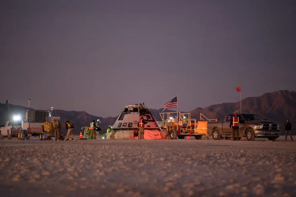 Las Cruces (United States), 22/12/2019.- Boeing, NASA, and U.S. Army personnel work around the Boeing CST-100 Starliner spacecraft shortly after it landed in White Sands, New Mexico, USA, 22 December 2019. The landing completes an abbreviated Orbital Flight Test for the company that still meets several mission objectives for NASA's Commercial Crew program. The Starliner spacecraft launched on a United Launch Alliance Atlas V rocket at 6:36 a.m. 20 December from Space Launch Complex 41 at Cape Canaveral Air Force Station in Florida. The mission is the first US orbital space capsule to land on American soil rather than in an ocean. (Estados Unidos) EFE/EPA/BILL INGALLS / NASA / HANDOUT MANDATORY CREDIT: BILL INGALLS / NASA HANDOUT EDITORIAL USE ONLY/NO SALES Boeing CST-100 Starliner Landing