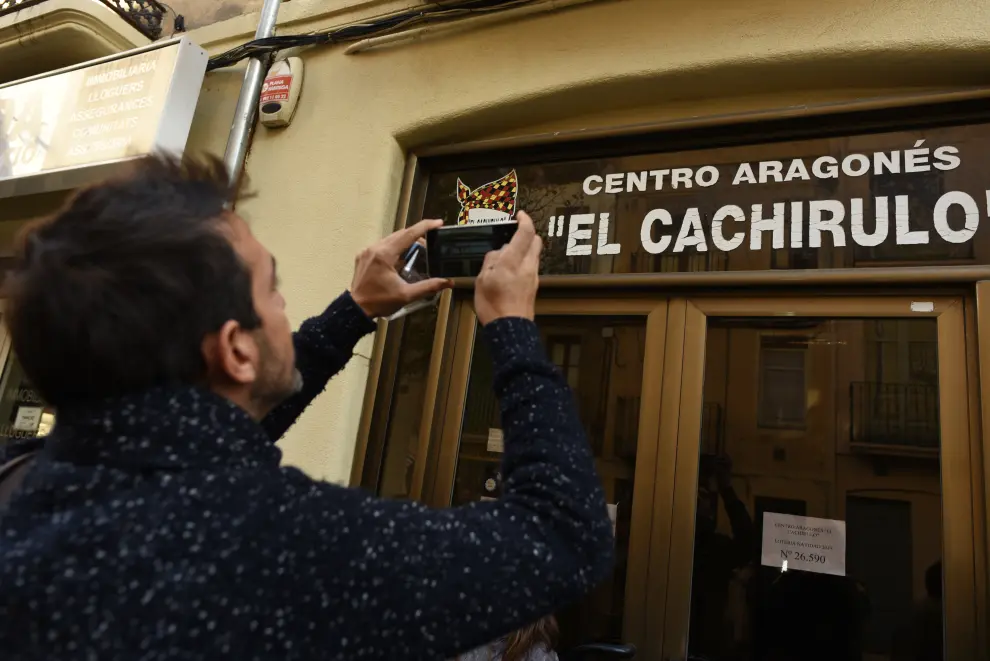Celebración del Gordo de la Lotería de Navidad en el centro aragonés 'El Cachirulo' de Reus.
