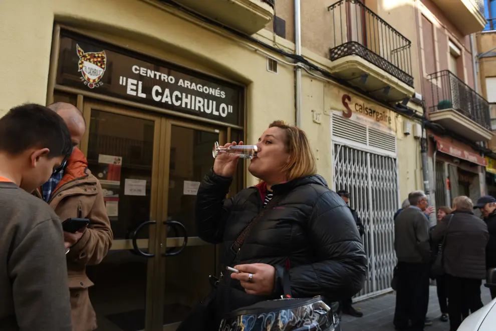 Celebración del Gordo de la Lotería de Navidad en el centro aragonés 'El Cachirulo' de Reus.