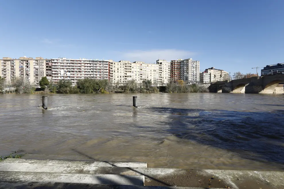 A 1.133 metros cúbicos por segundo bajaba el Ebro al mediodía de este lunes por Zaragoza. Se trata de una avenida ordinaria. Los bomberos han restringido los accesos a los caminos de la ribera, que han quedado totalmente inundados.