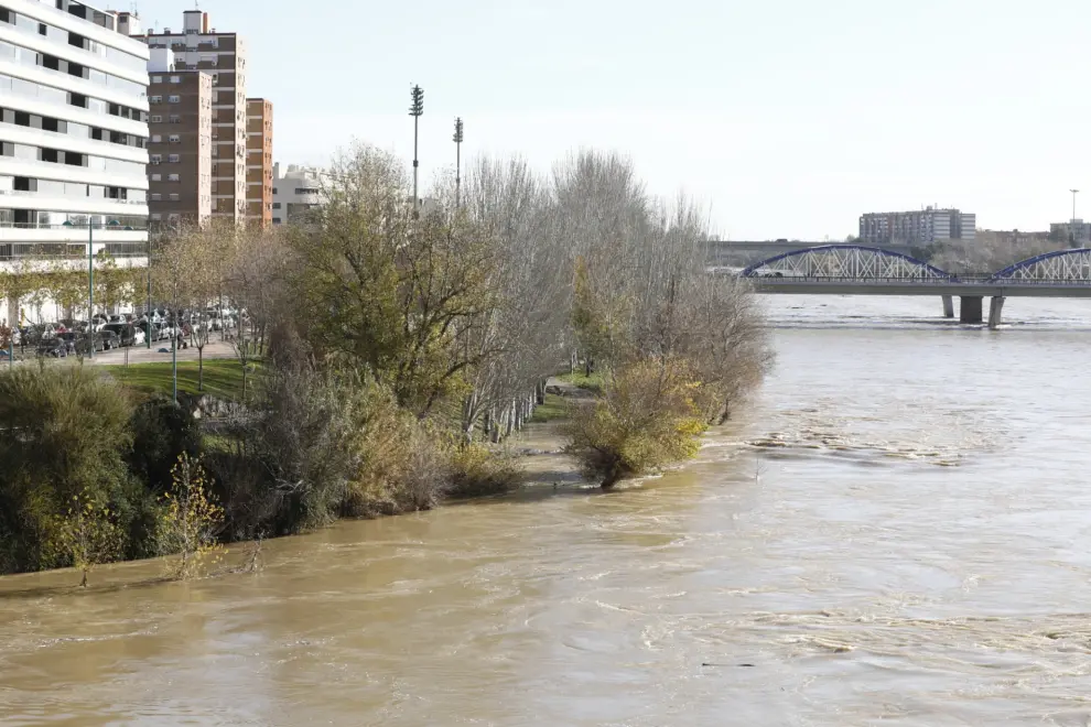A 1.133 metros cúbicos por segundo bajaba el Ebro al mediodía de este lunes por Zaragoza. Se trata de una avenida ordinaria. Los bomberos han restringido los accesos a los caminos de la ribera, que han quedado totalmente inundados.