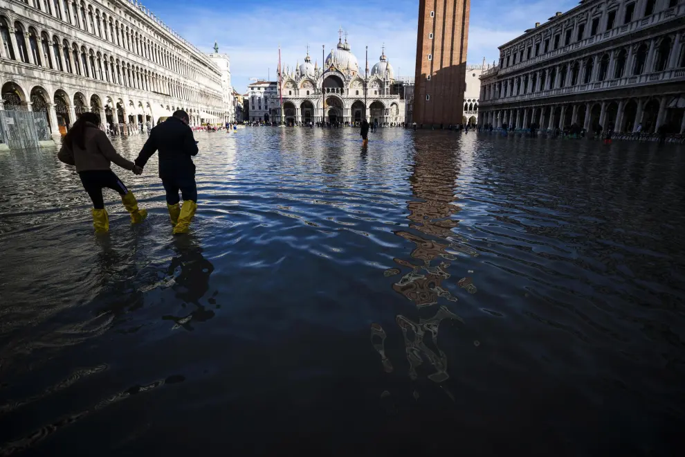 Venice (Italy), 23/12/2019.- High waters in San Marco Square, Venice, Italy, 23 December 2019. (Italia, Niza, Venecia) EFE/EPA/ANGELO CARCONI High waters in Venice