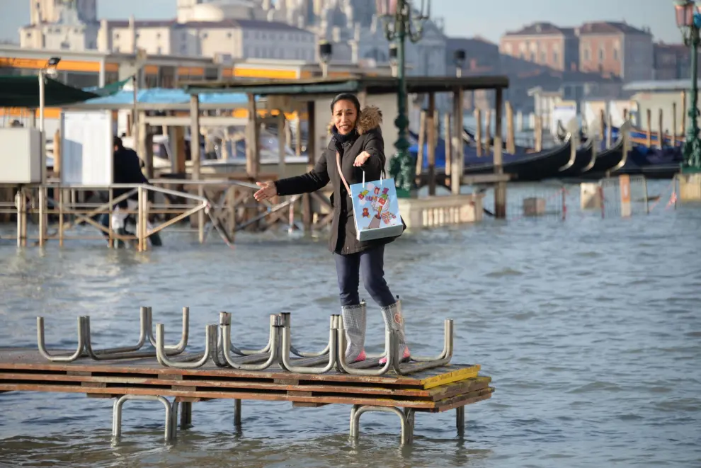 Venice (Italy), 23/12/2019.- A man disguised as Santa Claus poses in San Marco square flooded by high water in Venice, Italy, 23 December 2019. The high tide reached 144 cm. (Italia, Niza, Venecia) EFE/EPA/Andrea Merola High waters in Venice
