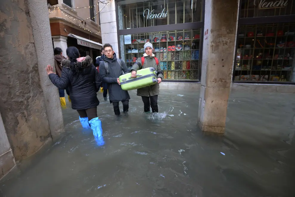 Venice (Italy), 23/12/2019.- Some tourists walk along the bank of San Marco flooded by high water, Venice, Italy, 23 December 2019. The high tide reached 144 cm. (Italia, Niza, Venecia) EFE/EPA/Andrea Merola High waters in Venice