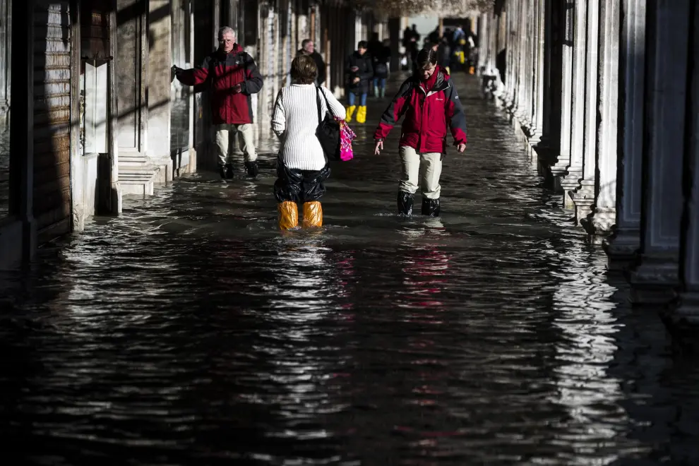 La marea ha alcanzado este martes un nuevo pico en Venecia, según el Centro de Previsiones, que avisa de que el nivel de las aguas se mantendrá alto en los próximos días, tras la gran crecida del pasado mes de noviembre, que inundó el centro histórico de la ciudad italiana