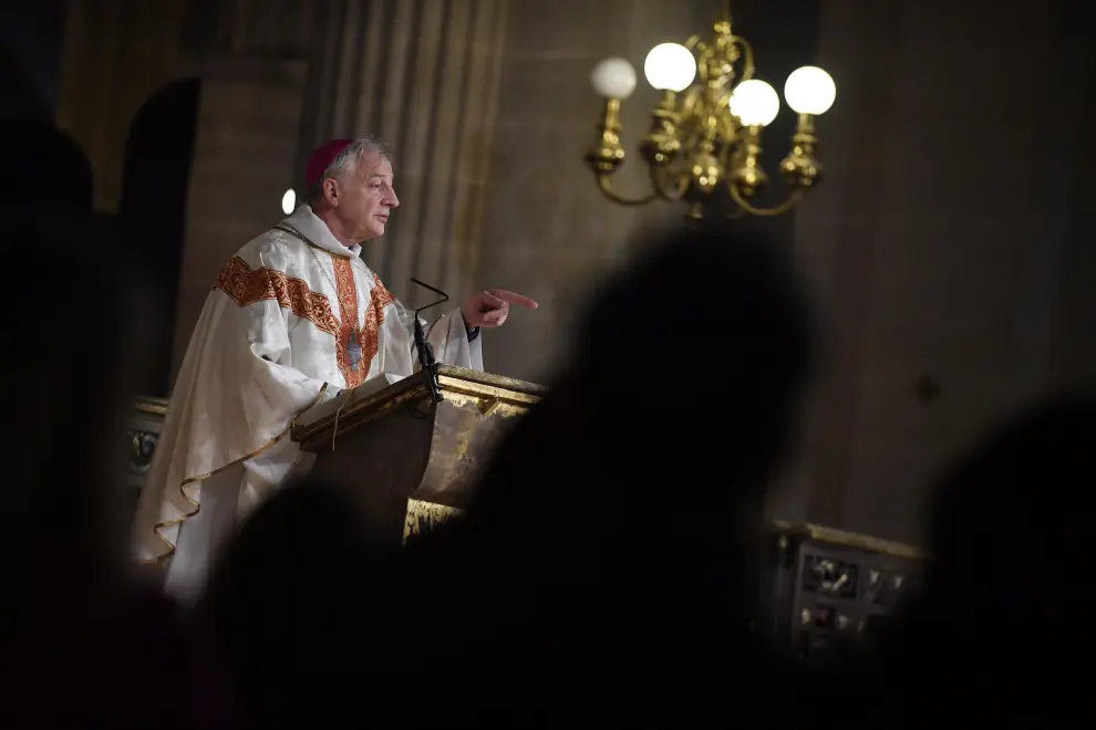 Paris (France), 25/12/2019.- Bishop Philippe Marsset leads a midnight mass for Christmas at the Saint Germain l'Auxerrois church in Paris, France, 25 December 2019. French officials confirmed on 21 December 2019 that Notre Dame will not hold a traditional Christmas mass for the first time since 1803, as works continue on the cathedral eight months after a devastating fire that broke out on 15 April 2019. (Incendio, Francia) EFE/EPA/JULIEN DE ROSA Christmas celebration in Paris
