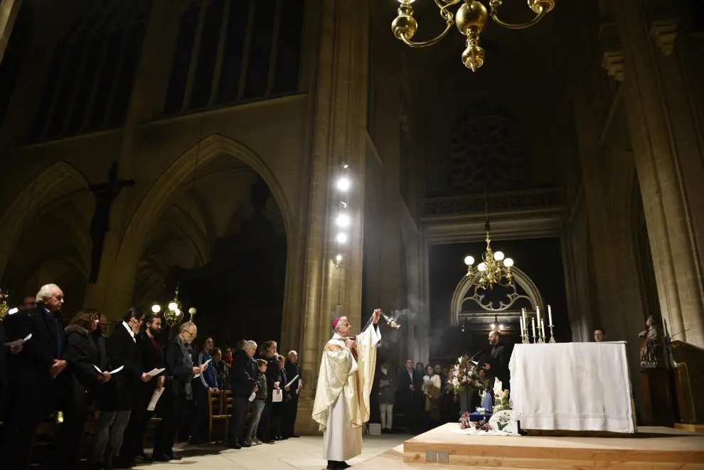 Paris (France), 25/12/2019.- Bishop Philippe Marsset leads a midnight mass for Christmas at the Saint Germain l'Auxerrois church in Paris, France, 25 December 2019. French officials confirmed on 21 December 2019 that Notre Dame will not hold a traditional Christmas mass for the first time since 1803, as works continue on the cathedral eight months after a devastating fire that broke out on 15 April 2019. (Incendio, Francia) EFE/EPA/JULIEN DE ROSA Christmas celebration in Paris