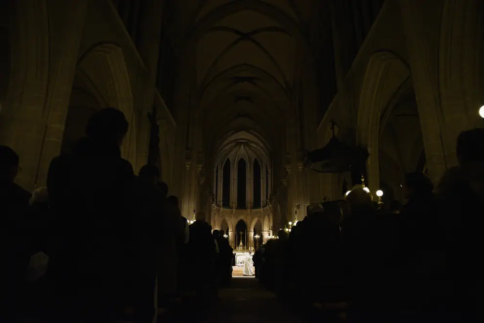 Paris (France), 25/12/2019.- People and believers from the Notre Dame de Paris Cathedral gather during a midnight mass for Christmas at the Saint Germain l'Auxerrois church in Paris, France, 25 December 2019. French officials confirmed on 21 December 2019 that Notre Dame will not hold a traditional Christmas mass for the first time since 1803, as works continue on the cathedral eight months after a devastating fire that broke out on 15 April 2019. (Incendio, Francia) EFE/EPA/JULIEN DE ROSA Christmas celebration in Paris