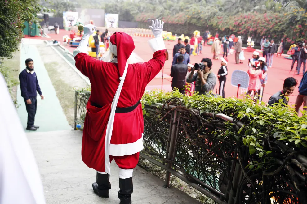 Dhaka (Bangladesh), 25/12/2019.- A man dressed as Santa Claus reacts as he arrives at a playground for the Christmas celebrations in Dhaka, Bangladesh, 25 December 2019. Almost 0.5 percent of the Bangladeshis are Christians in the Muslim-majority country. EFE/EPA/MONIRUL ALAM Christmas Day celebration in Bangladesh