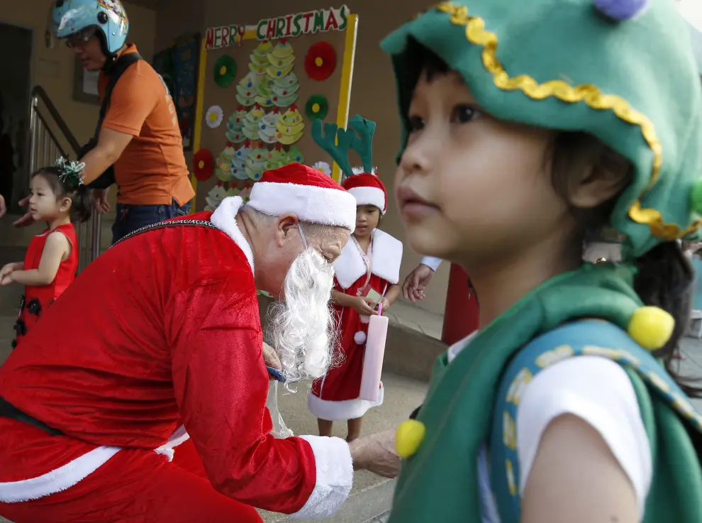 Dhaka (Bangladesh), 25/12/2019.- A man dressed as Santa Claus reacts as he arrives at a playground for the Christmas celebrations in Dhaka, Bangladesh, 25 December 2019. Almost 0.5 percent of the Bangladeshis are Christians in the Muslim-majority country. EFE/EPA/MONIRUL ALAM Christmas Day celebration in Bangladesh