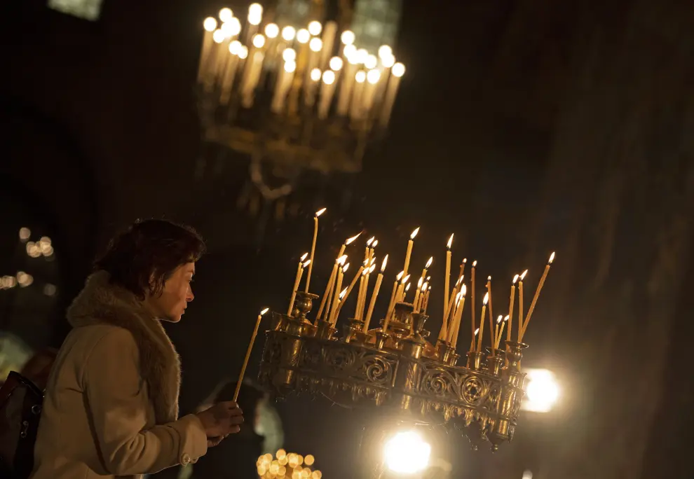 Sofia (Bulgaria), 25/12/2019.- A woman lights a candle during the Christmas mass at the St. Alexander Nevski Cathedral in Sofia, Bulgaria, 25 December 2019. EFE/EPA/VASSIL DONEV Christmas Holy mass in Sofia