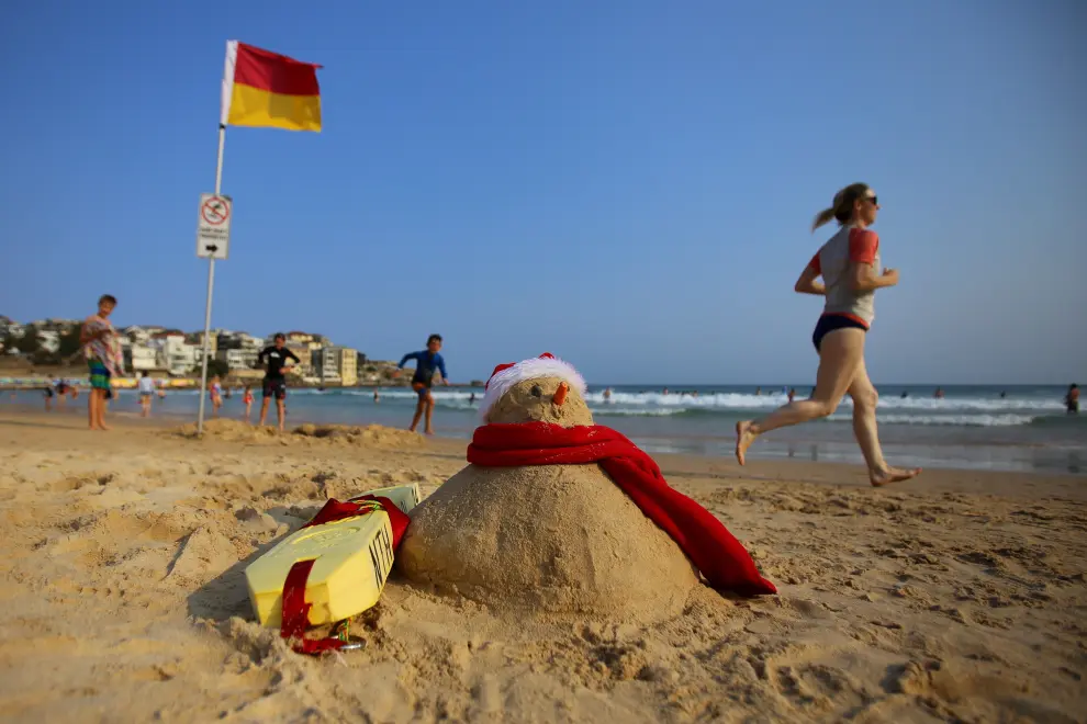 Sydney (Australia), 25/12/2019.- People enjoy Christmas day on Bondi Beach in Sydney, Australia, 25 December 2019. EFE/EPA/STEVEN SAPHORE AUSTRALIA AND NEW ZEALAND OUT Crowds at Bondi Beach on Christmas Day