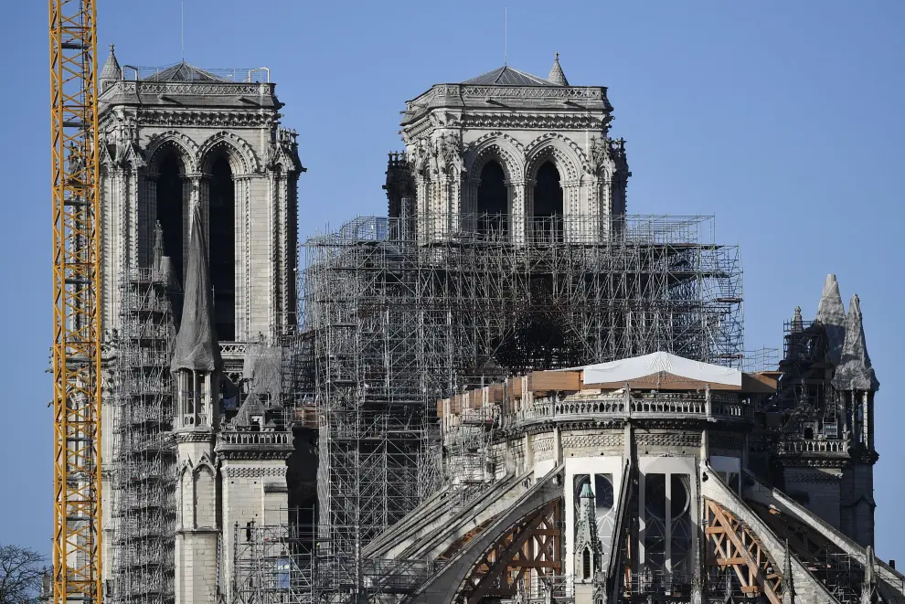 Paris (France), 24/12/2019.- A giant crane is set up front of Notre-Dame Cathedral in Paris, France, 24 December 2019. French officials confirmed on 21 December 2019 that Notre Dame will not hold a traditional Christmas mass for the first time since 1803, as works continue on the cathedral eight months after a devastating fire that broke out on 15 April 2019. (Incendio, Francia) EFE/EPA/Julien de Rosa No Christmas Mass at Notre-Dame de Paris for first time in centuries