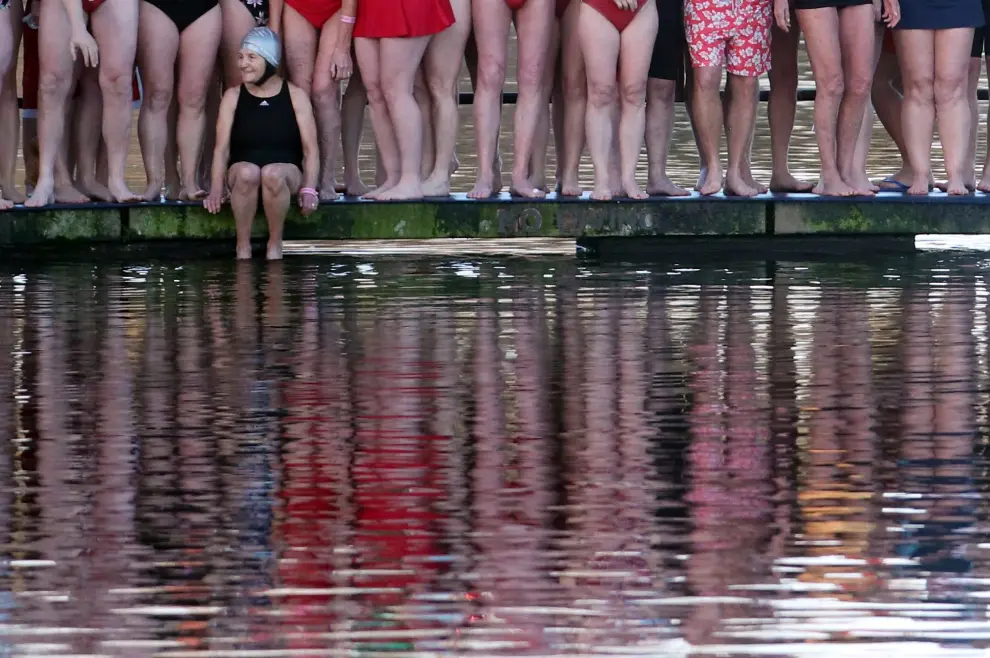 Swimmers participate in the annual Christmas Day Peter Pan Cup handicap race in the Serpentine River, in Hyde Park, London, Britain, December 25, 2019. REUTERS/Hannah McKay [[[REUTERS VOCENTO]]] CHRISTMAS-SEASON/SWIM