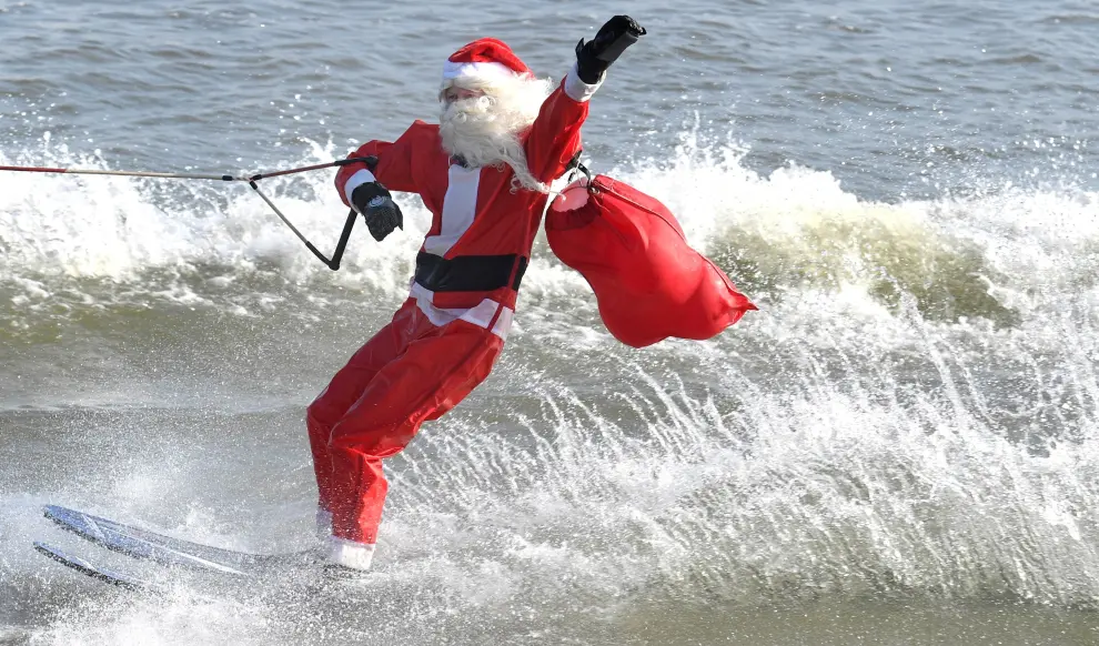 The "Waterskiing Santa", with his bag full of toys for children, makes his annual Christmas Eve appearance on the Potomac River along the Alexandia, Virginia waterfront, U.S. December 24, 2019.       REUTERS/Mike Theiler [[[REUTERS VOCENTO]]] CHRISTMAS-SEASON/USA