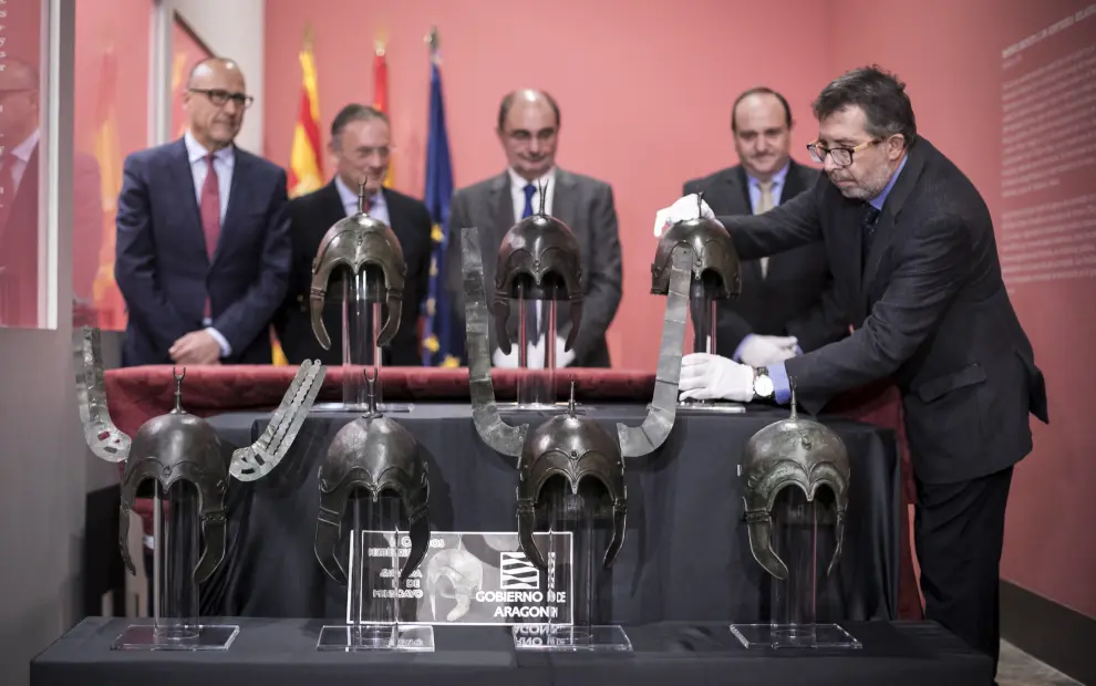 Acto de entrega de los cascos celtíberos al Museo de Zaragoza el 13 de diciembre