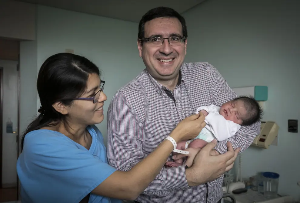 Carolina María, la primera española nacida este año fue zaragozana. Verónica Quispe y Jesús Madrona con su hija Carolina María en el Hospital Miguel Servet