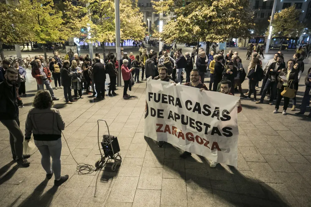 Concentración en Plaza de España de Zaragoza contra la apertura de salas de apuestas