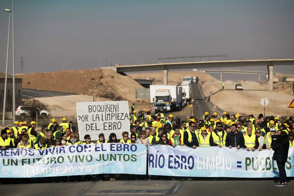 Concentración tractores y agricultores por 'la limpieza del Ebro'