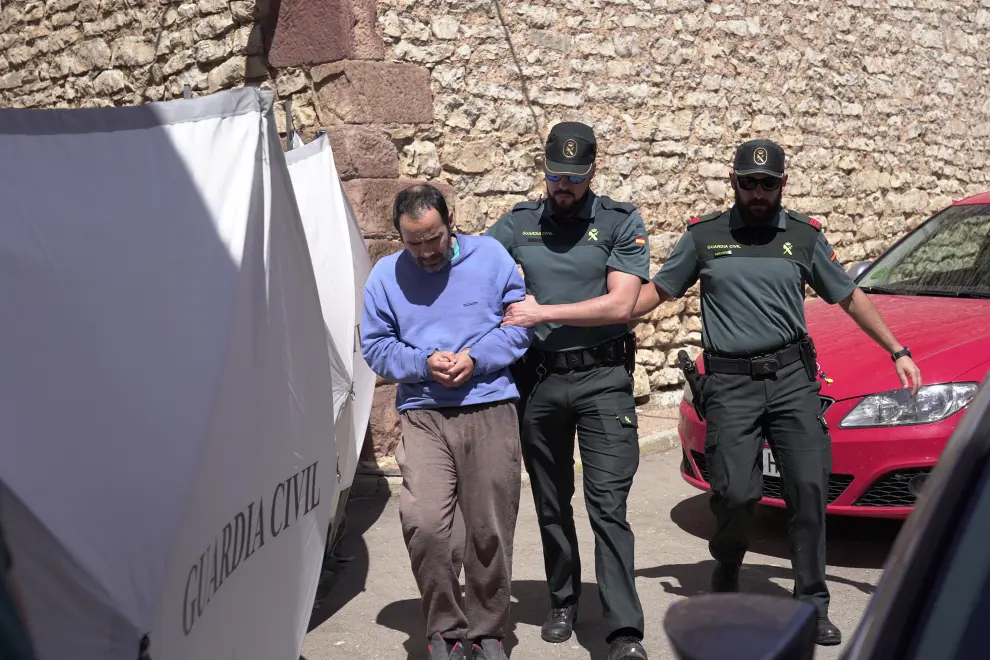 Pedro Blasco acusado de la muerte de su madre en Pozondón (Teruel) es conducido a la reconstruccion de los hechos