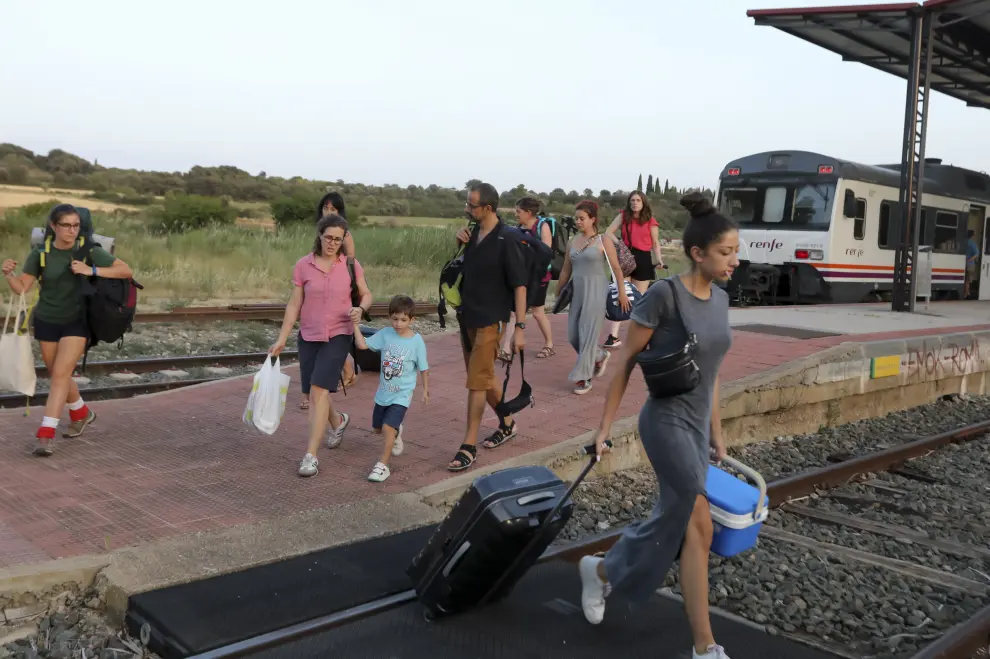El Canfranero averiado llega a la estación de Ayerbe remolcado por otro tren